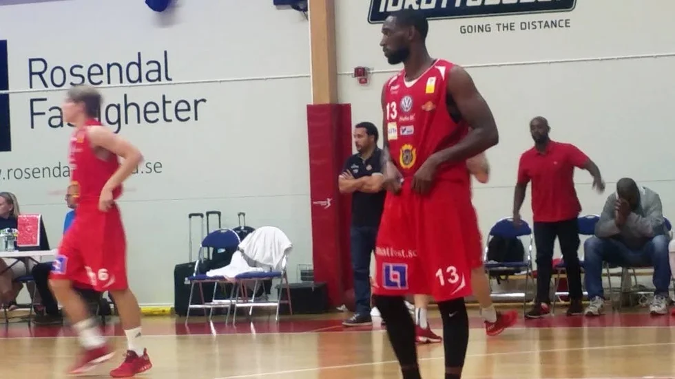 Debut. Uppsala Baskets nye amerikan Stan Brown under lördagens träningsmatch mot Södertälje Kings.