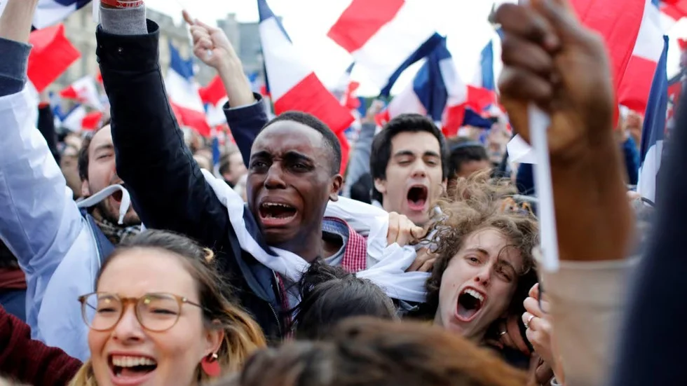 Känslostormar. Anhängare av Frankrikes president Emmanuel Macron har samlats utanför Louvren i samband med valet i maj 2017.
