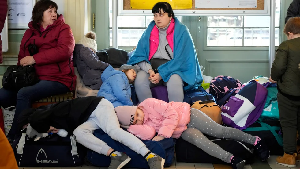 Ukrainska barn ligger och sover på tågstationen i den polska gränsstaden Przemysl, i onsdags.