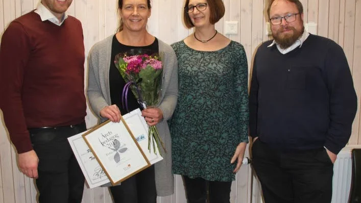 Björn-Ove Björk (KD) delade ut stipendium till Petra af Schmidt. Med var också  Anneli Löfling (Knu.Nu) och Bengt-Ivar Fransson (M).