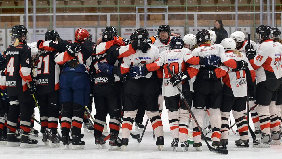För första gången i historien har Mjölby Hockey ett damlag. " Det är så overkligt, så häftigt!", säger Martina Nylander, team manager Mjölby Hockey dam.