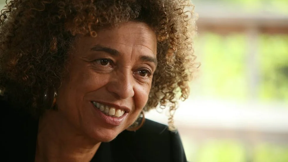 I dokumentären ”Free Angela and all political prisoners” blir Angela Davis intervjuad om sitt fascinerande liv. Men inga riktigt brännande frågor ställs.