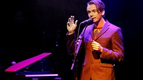 Emil Jensen är i helgen tillbaka på Reginateatern med föreställningen "I det nya landet".