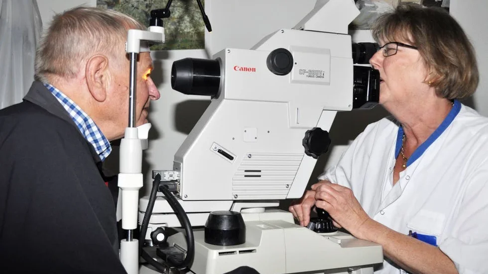 Lars-Olof Karlsson från Tierp får sina ögonbottnar fotograferade i en analog kamera av sjuksköterskan Inger Fällman på ögonmottagningen i Tierp.