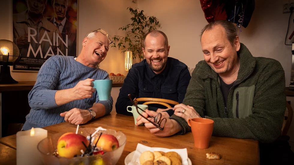 "Det är härligt när man får träffa de här människorna som man har sett på tv och film under alla år och märker att de är positiva och trevliga", säger Isak Bendelin, som fikar med de nya kollegorna från musikalkomedin "Tootsie". Till vänster huvudrollsinnehavaren Robert Gustavsson och till höger Andreas Nilsson som har spelat flera gånger på Romateatern.