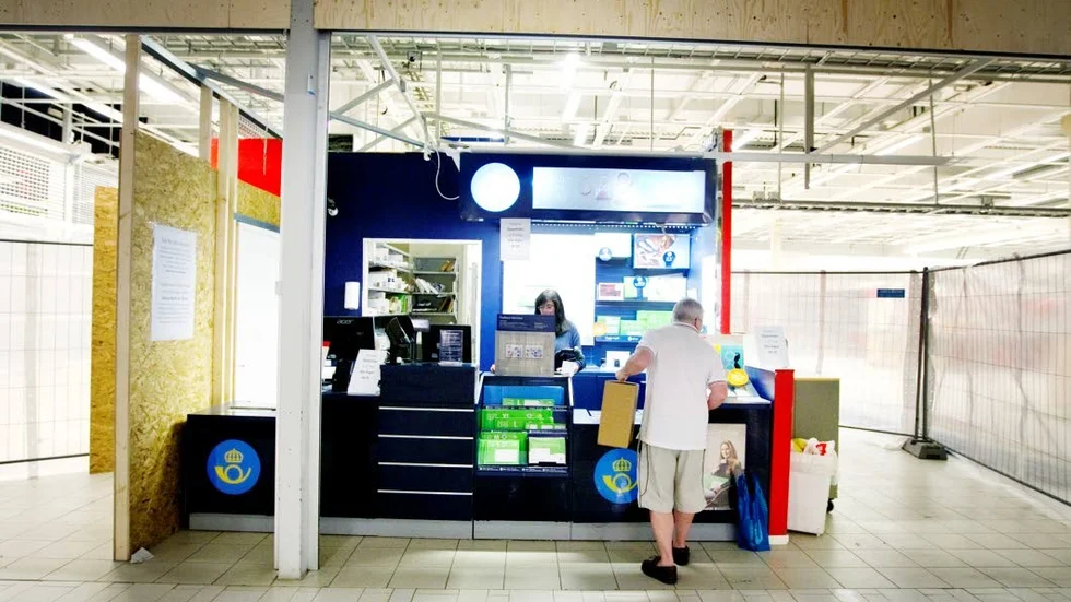Nästan alla kunder har klagat över stängningen, säger Susanne Eriksson vid Coops postservice.
Alf Hemlin var en av kunderna den sista dagen.