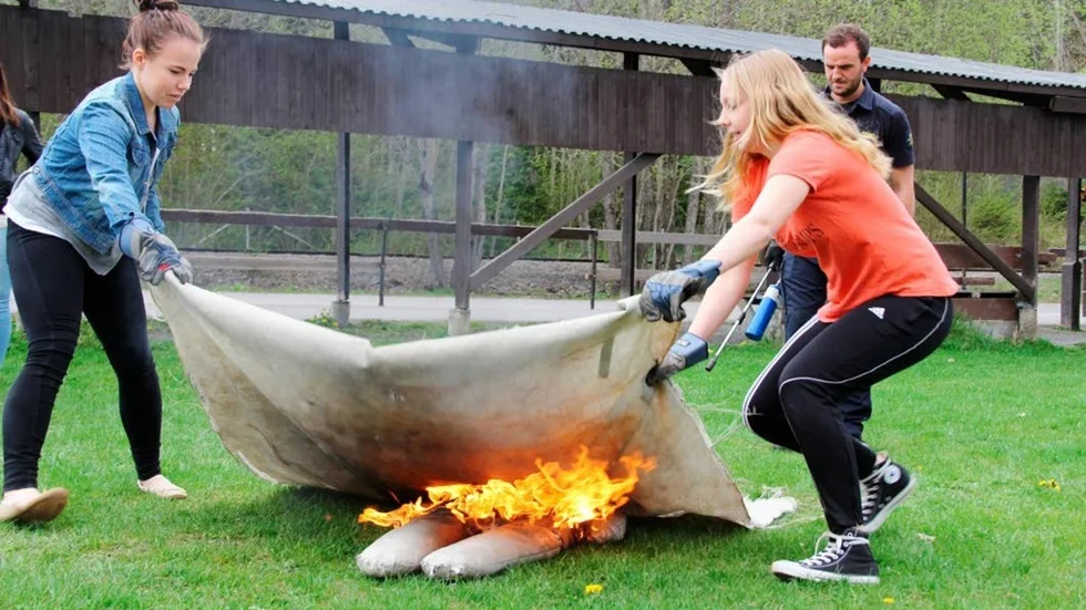 Wilma Grandin och Lina Ottosson var snabbt framme med brandfilten och fick stopp på elden.