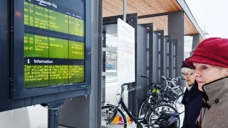 Märta och Therese Hallberg studerar avgångstiderna vid Uppsala central.