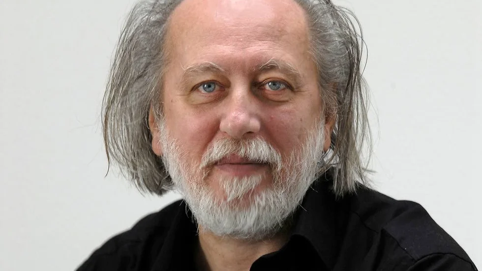 Inte helt lättillgänglig. Men tar man sig bara igenom László Krasznahorkais snåriga upplägg i "Motståndets melankoli" så öppnar sig en fascinerande värld, menar John Sjögren.