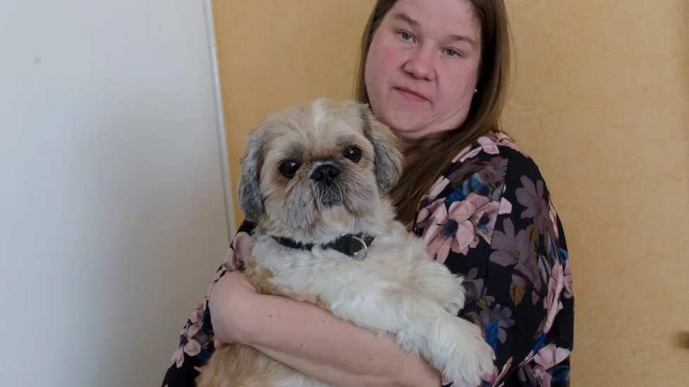 Ingela Karlsson med hunden Elton vars besök hos veterinären blev dyrare än planerat.