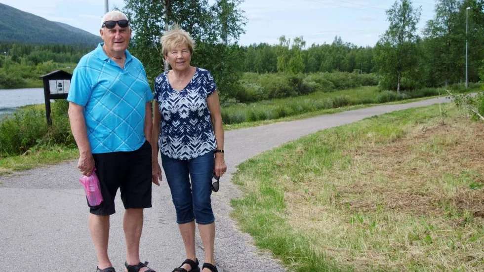 Thage och Berith Johansson förstår inte hur någon kan ge direktiv om att röja allt intill promenadstråket.