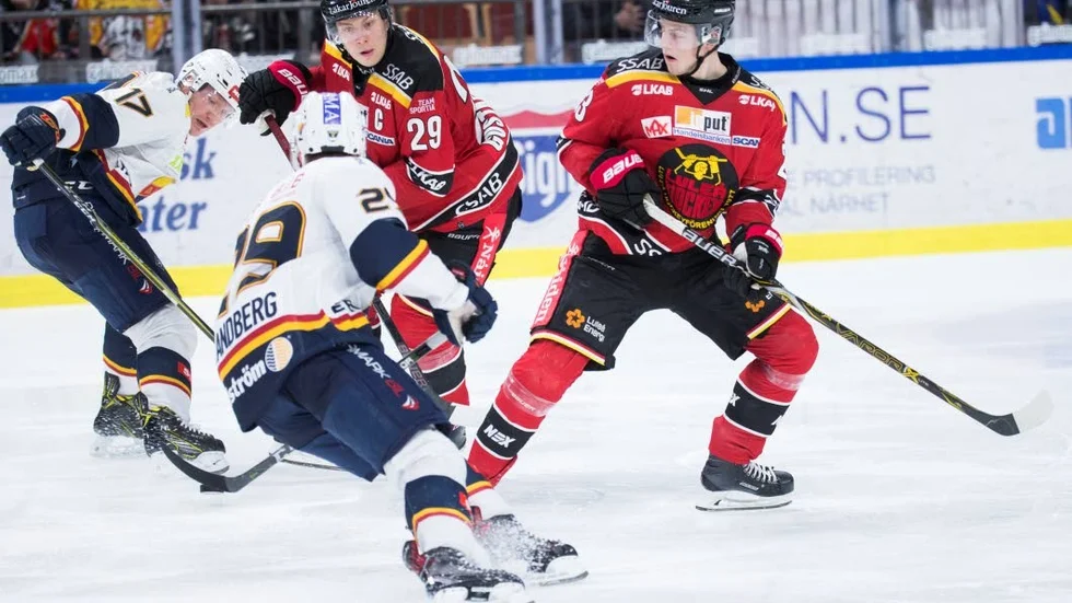 Succébacken har skrivit på ett NHL-kontrakt med Carolina Hurricanes.