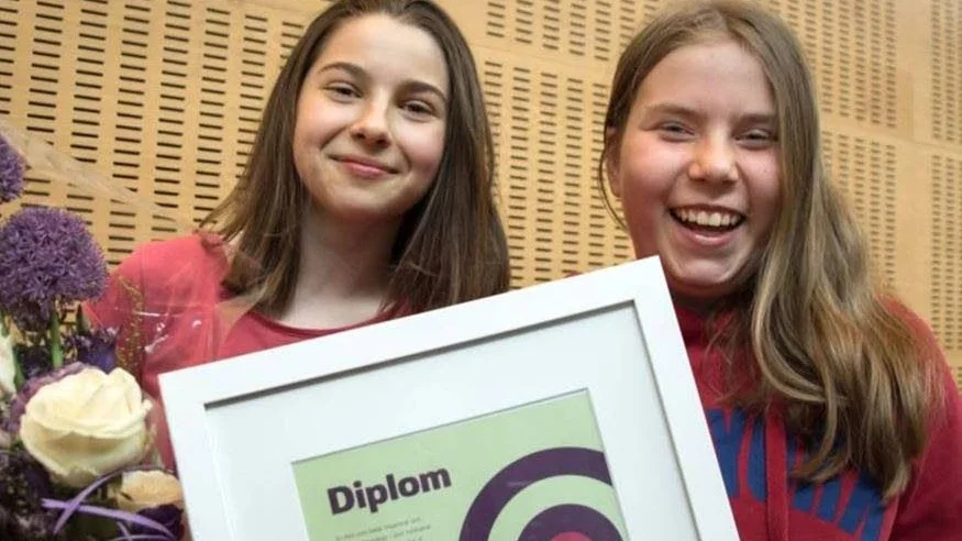 Felicia Lövbrand och Molly Gramner, Måttsundsskolan årskurs 5, fick diplom för vinnande film under förra årets miljögala.