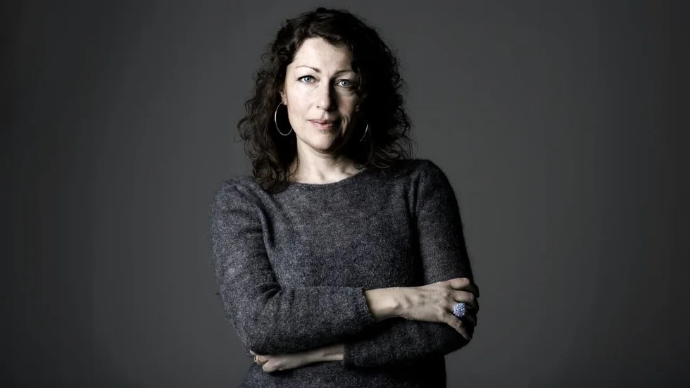 Elisabeth Åsbrink är prisad journalist och författare. Hon slog igenom med den hyllade boken "Och i Wienerwald står träden kvar".  Fram till i våras var hon även ordförande för Svenska Pen.