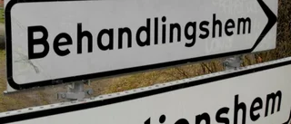 Knivhotade man på behandlingshem