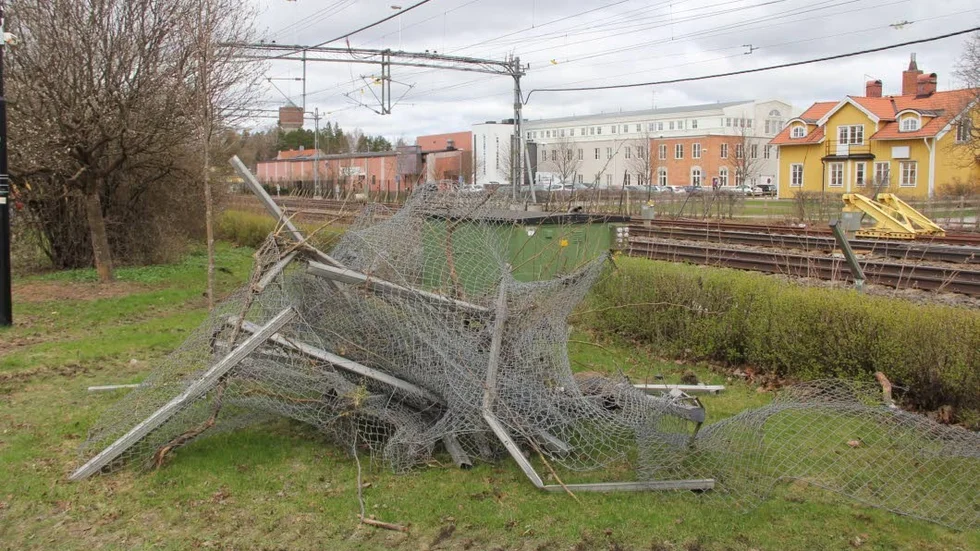 Det pågår ett arbete med att byta ut banvallsstaketet vid järnvägspåret i Tierp med omnejd.