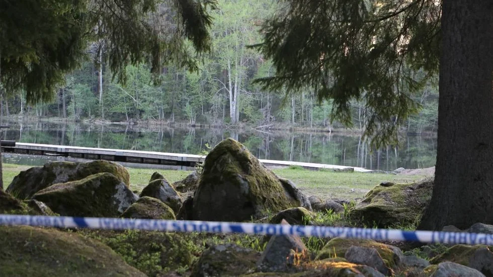 Badplatsen spärrades av efter att misstänka mänskliga kvarlevor hittades vid en badplats vid sjön Lafsen.