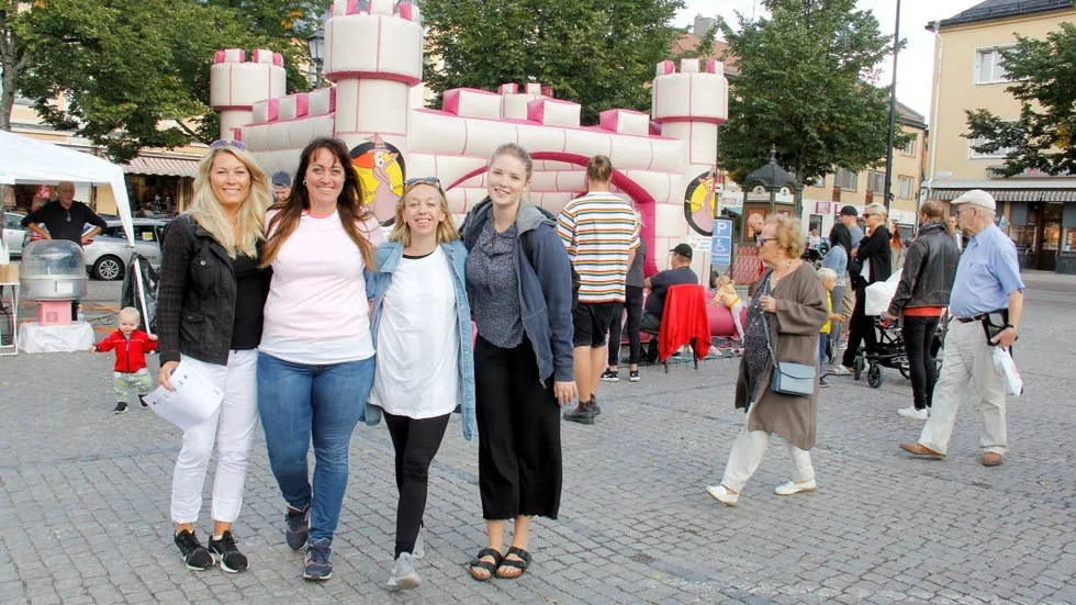 Lotta Stenberg, kommunens näringslivskoordinator, Sara Olsson, marknadsansvarig Centrumsamverkan, Isabell Axnér och Johanna Krange, Streetfeet och karnevalsarrangörer.