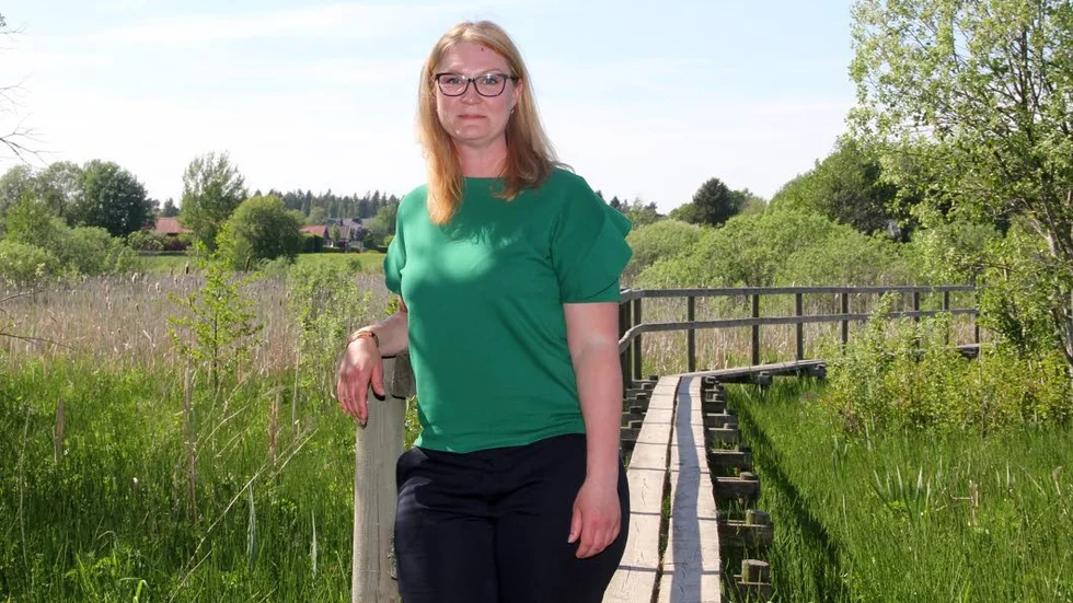 Sara Sjödal är nytt oppositionsråd i Tierps kommun efter Catarina Deremar. Här ser vi henne vid Tämnarån. Åns framtid och dess betydelse för vattenförsörjningen i länet engagerar Sjödal.