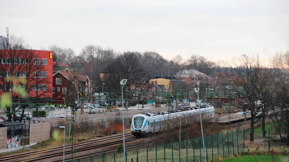 Parkeringshus på både östra och västra sidan om järnvägsstationen i Knivsta ska utredas. Målet är att de ska vara i drift senast 2022.