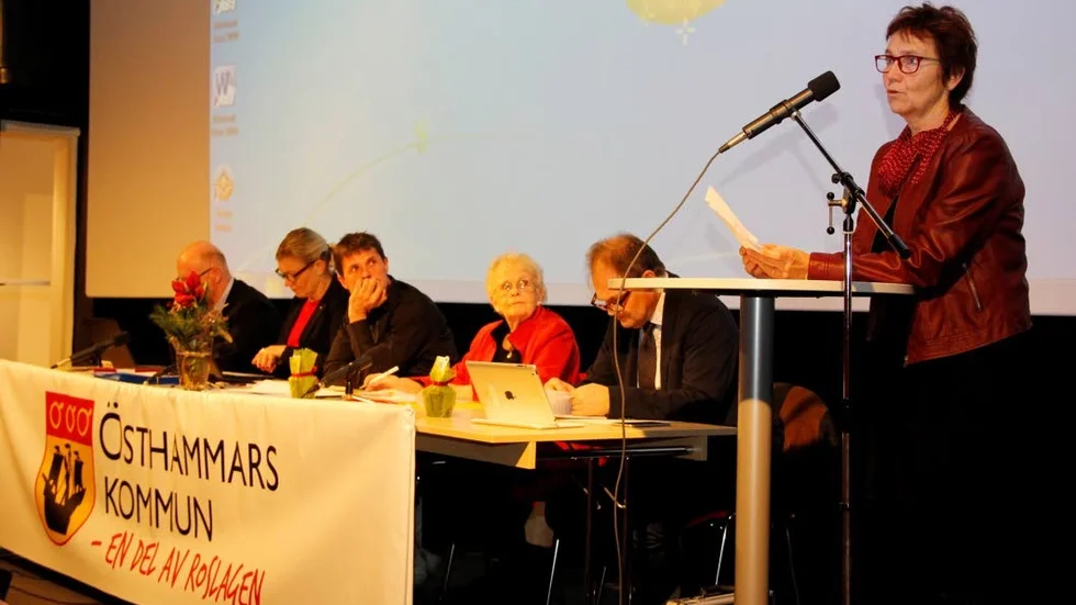 Kommunalrådet Margareta Widén Berggren (S) i talarstolen på fullmäktige.  Arkivbild.
