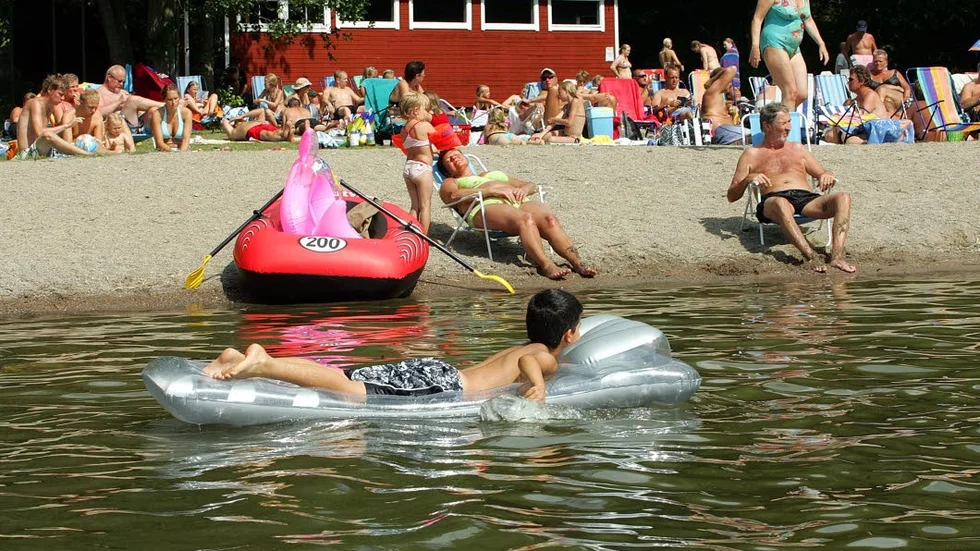Alla badplatser i Mälaren har nu kontrollerats av kommunen men misstankarna mot Koffsanbadet som smittkälla kvarstår.