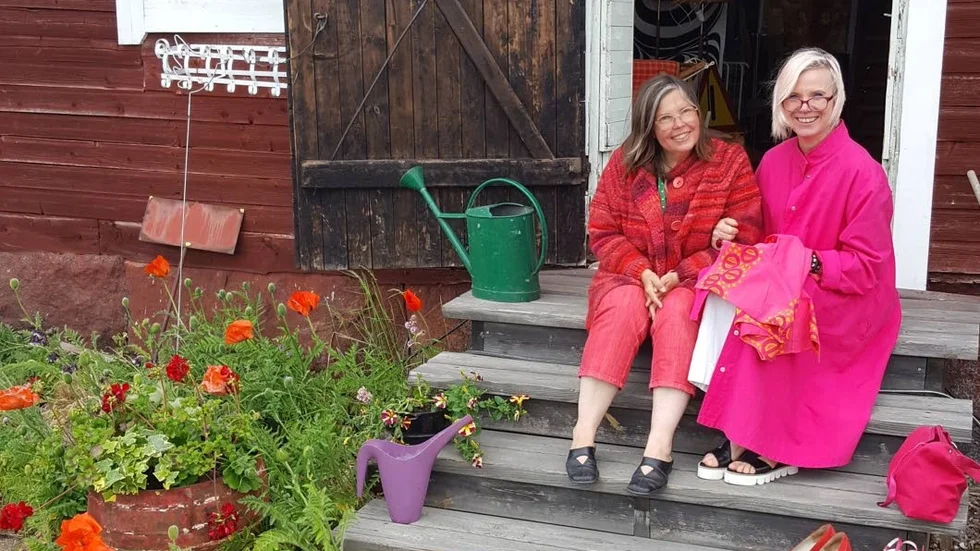 Margareta Backström-Öberg och Eva Karlsson, båda utbildade inom textil, träffades när Eva flyttade hem från Italien till familjeföretaget i Teda söder om Enköping. "Det var som med kungen och drottningen, fast att det var vi. Det sa bara klick", säger Margareta. Kollegorna och vännerna har skapat flera utställningar tillsammans.