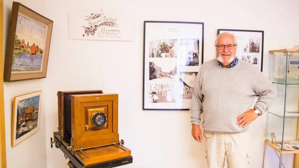 Karl Fredrik Ingemarsson, ordförande Frösåkers hembygdsförening, tycker att det är roligt att hembygdsföreningen för möjlighet att visa upp framstående fotografers fotografier i SKB:s lokal i Östhammar.