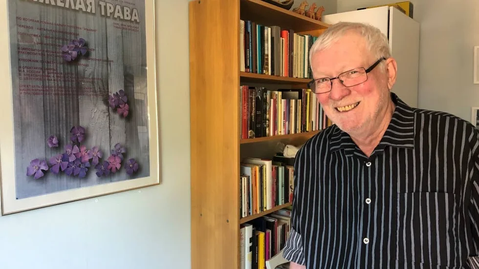 I Finn Poulsens hem finns många minnen från hans långa teaterverksamhet. Här är det en affisch till "Tungt gräs".