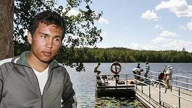 - Sommarskolan är bra. Jag vill lära mig svenska för att kunna prata med folk och för att kunna jobba. Jag ska försöka få jobb snabbt, säger 18-årige Aman Aram. I bakgrunden några av de andra som är med i sommarverksamheten.