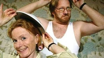 Åsa Bodin Karlsson och Martin Nilsson använder allt som det låter om i ett kök i sin föreställning En helt vanlig diskbank.