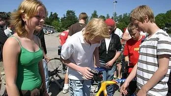 Linnea Bohlin, Erik Felin och Jakob Sundberg lär sig om trafiksäkerhet.