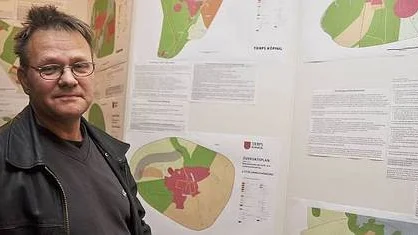Vid mötet i Vendel uttryckte Ingvar Niemi oro för vad exploatering av tomter för fritidshus kan innebära i kostnader för kommunen.