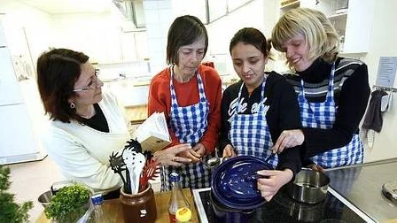 Shaké Hacopian,Margareta Sillén,Erica Westerlund och Ida Uhrbom går på matlagningskurs.