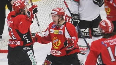 Almtuna jublar efter avgörandet i Gränbyhallen.