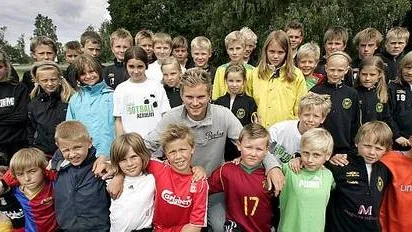 Populär gäst på fotbollsskolan.
