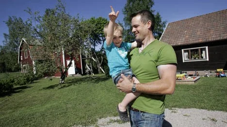 Drömmen om djur och natur blev stark för Uppsalabon Henrik Karlsson, här med treårige sonen Alvin på armen. Nu satsar den lilla familjen långsiktigt med röjande av mark och renovering av hus.