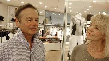 Nils-Åke Andersson tycker att han är målinriktad. Hans hustru Tarja shoppar dock på ett annat sätt.