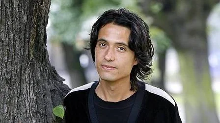 Jonas Hassen Khemiri skriver just nu på en pjäs till den franska teaterfestivalen Arti e Parole som äger rum i Paris hösten 2008.