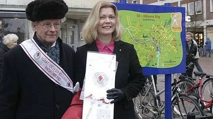 Anders Gustafsson och Anna Wiklund hjälptes åt med att inviga Hälsans stig