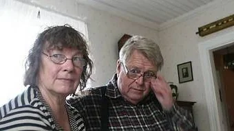 Ingvor och Olle Nilson avslöjar mörka sidor inom den svenska sjukvården i sin bok "Tämligen snäll och foglig".