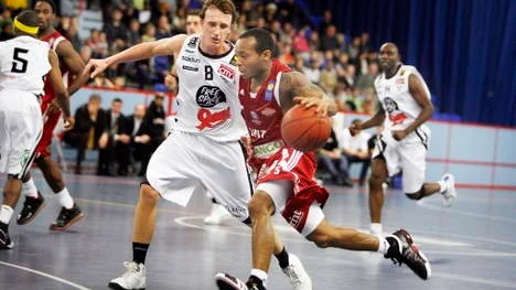 "TJ" var som vanligt en av Uppsalas bästa spelare. Nils Hedström, landslagsman i 08 Stockholm har svårt att hänga med.
