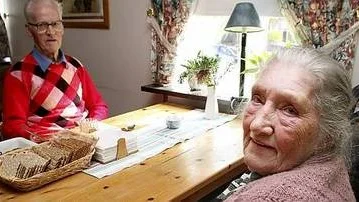 - Vem i herrans namn har slagit i er de där tokerierna, frågar Mariann Ekström 81,  när hon och Rune Blomqvist, 83 och Erik Edlund, 88 väntar på att avrunda dagens lunch med soppa till efterrätt.