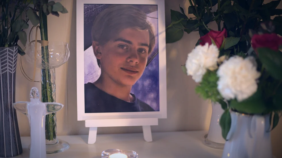17-årige Adam Reinholdt omkom i en olycka på bangården i Luleå. Hemma hos föräldrarna Sofia och Thomas står hans porträtt.