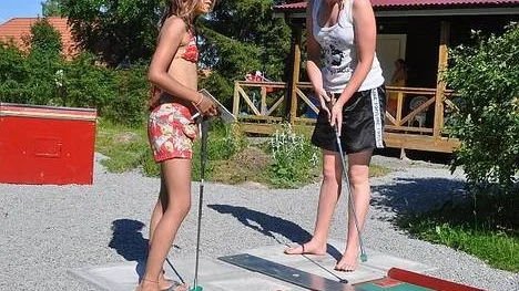 Kompisarna Felicia Jonsson-Wiebe till vänster och Marie Djurström till höger är mycket nöjda med de nya minigolfbanorna.