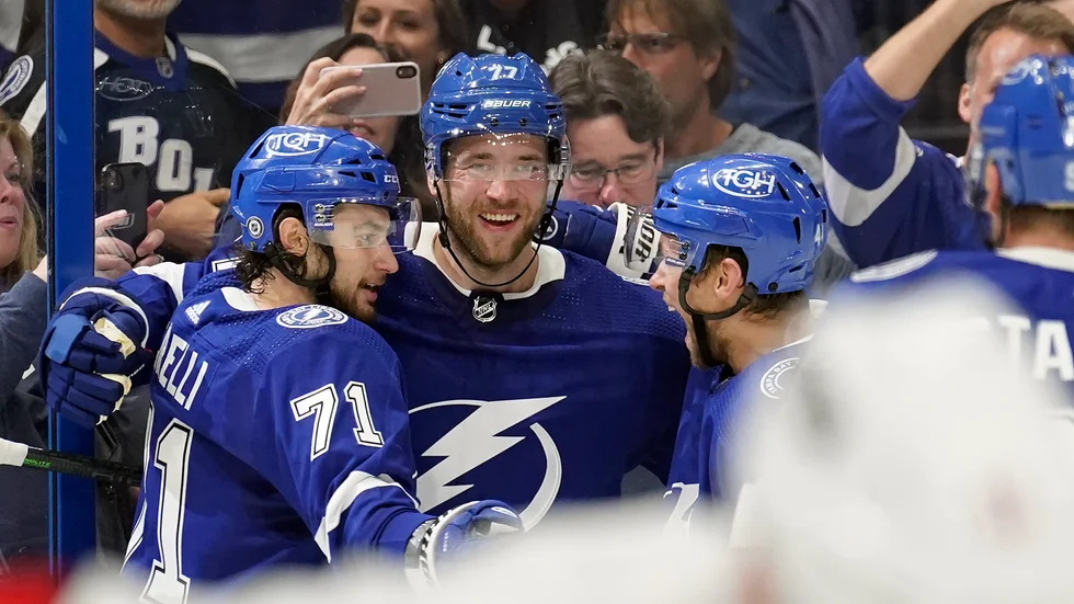 Victor Hedman (mitten) firar sitt mål med Anthony Cirelli (vänster) and Jan Rutta.