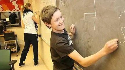 Klass 8D började sina kvällslektioner med att lära sig tyska adjektiv genom en stafettrittävling. Här försöker Matilda Sundin (i bakgrunden) och Erik von Arronet illustrera ordet "maus", mus på svenska.