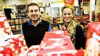 Anwar Asmail och Alia El-Ghezzaoui på Sivia Matcenter säljer mat från hela världen.