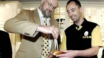 Gunnar Hedberg och butikschefen för IKEA i Uppsala, Håkan Swedman.