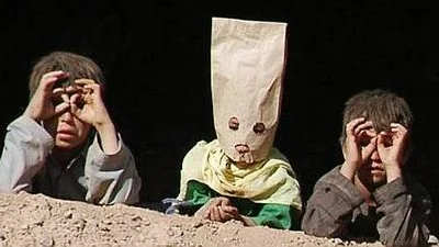 Den fantastiska Nikbakht Norus spelar Bachtay, en afghansk flicka som inte vill annat än att gå till skolan, i Buddha föll av skam.